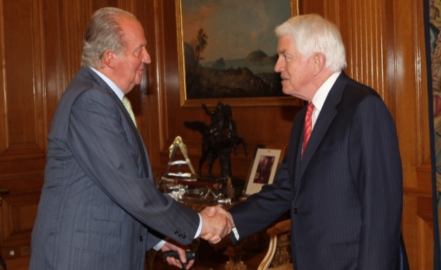 Su Majestad el Rey recibe el saludo del presidente de la Cámara de Comercio de EE.UU., Thomas J. Donohue